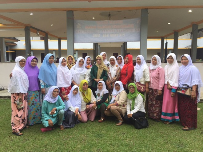 Ketua PKB Tebo, Eka Marlina foto bersama pengurus Perempuan Bangsa PKB Tebo.